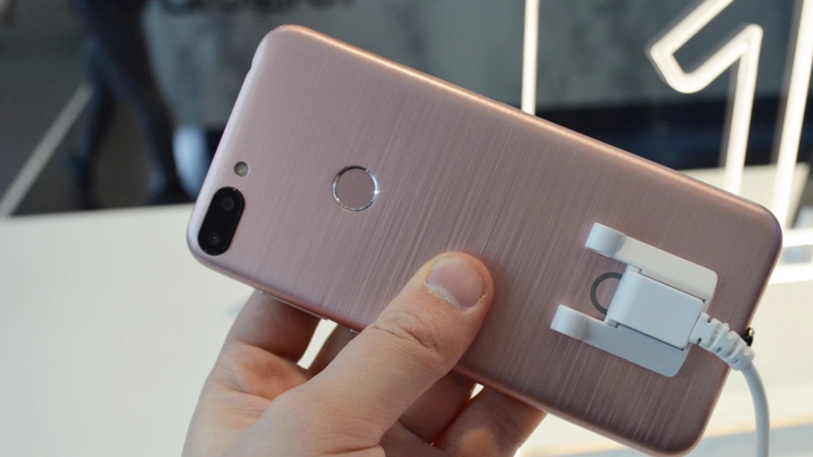 MWC 2019: Alcatel 1S - Prezentare hands-on a telefonului de buget cu cameră duală, procesor Spreadtrum (Video)