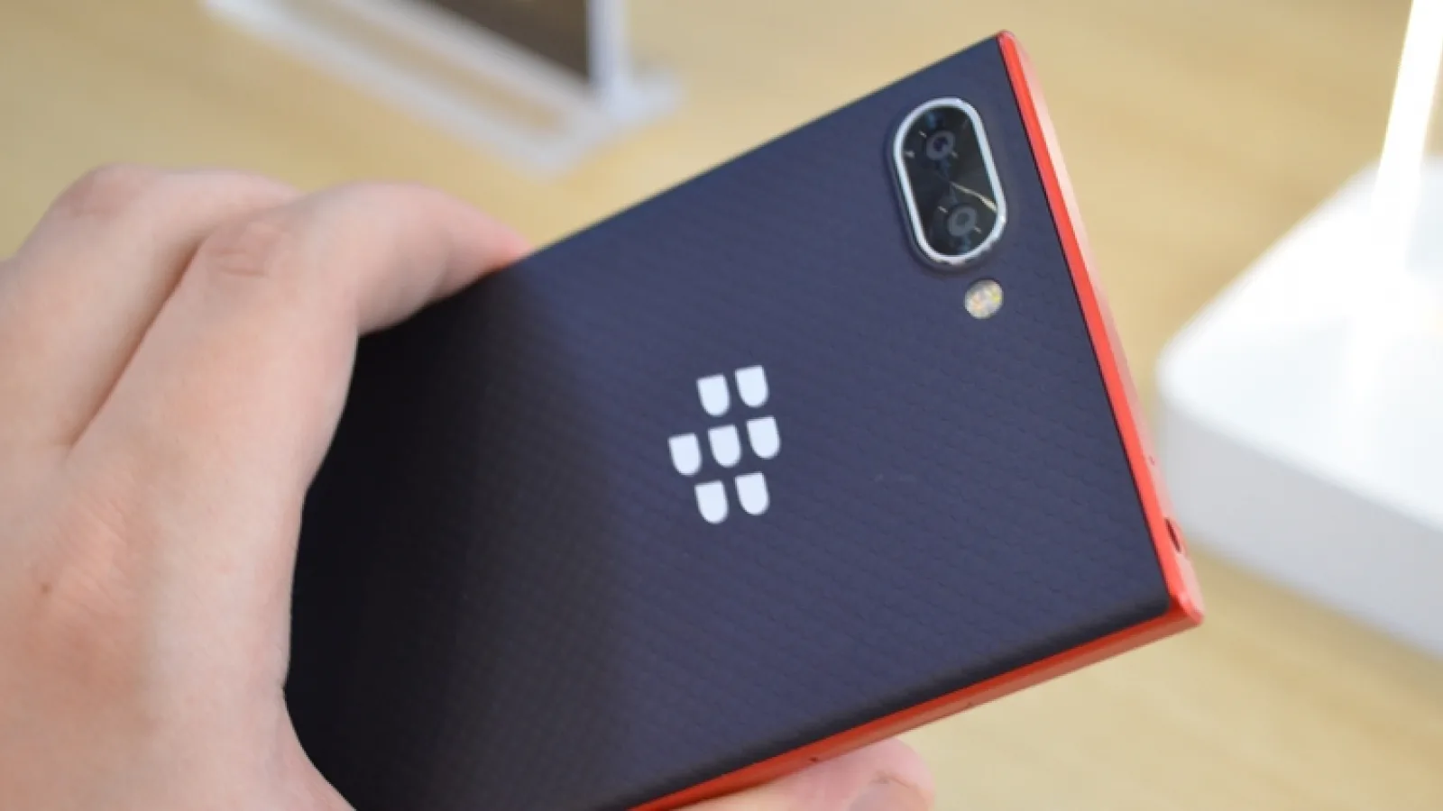 MWC 2019: BlackBerry Key2 Red - Prezentare hands-on a variantei mai elegante de BlackBerry Key2, care vine cu extra stocare (Video)