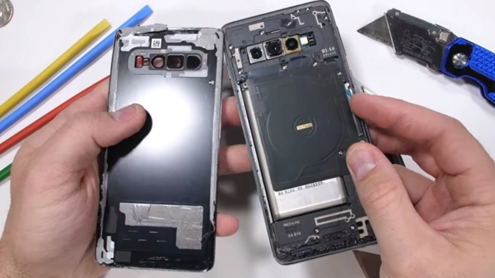Samsung Galaxy S10 este disecat şi de JerryRigEverything; Iată cum stăm cu cititorul ultrasonic de amprente şi noul heat pipe (Video)