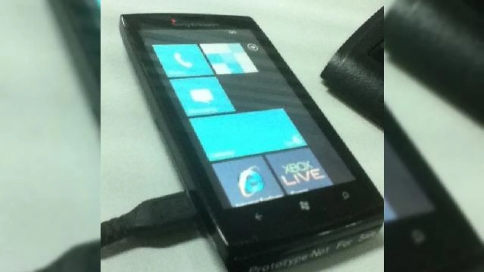 Noi imagini cu telefonul Sony Ericsson cu Windows Phone 7 scăpate pe web