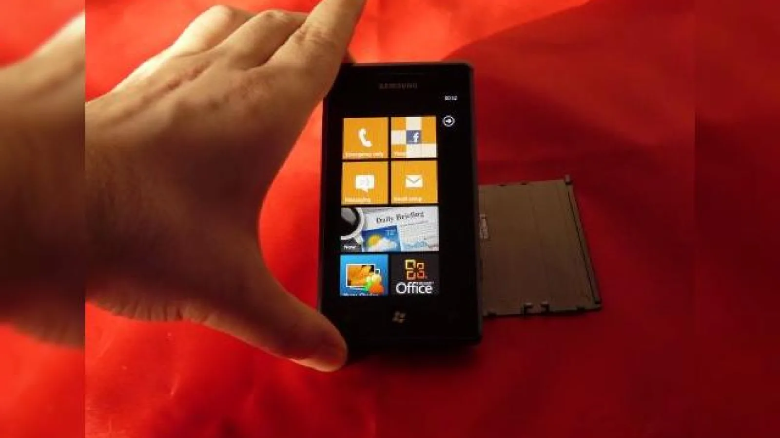 Samsung Omnia 7 este chiar acum pe masa noastră de teste! Primele impresii..