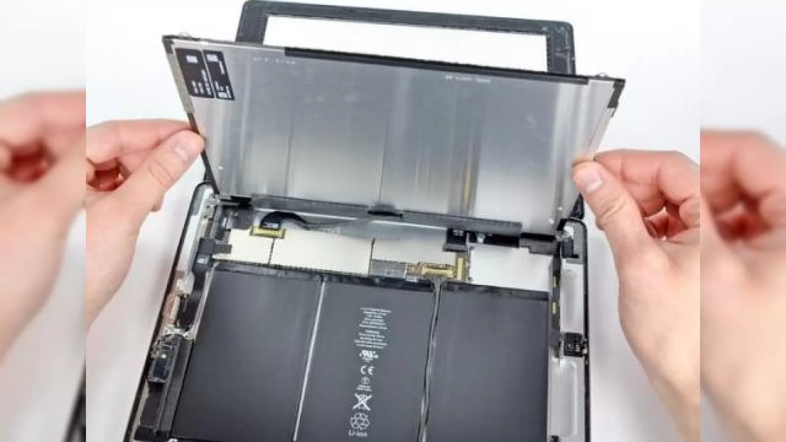 iPad 2 disecat, greu de reparat și dotat cu 512MB RAM, confirmat! (Video)