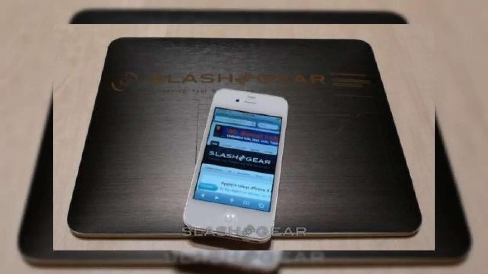 iPhone-ul de culoare albă va sosi pe piață În această primăvară, poate și la noi până la iPhone 5...
