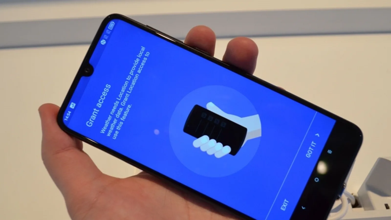 MWC 2019: Alcatel 3 (2019) - Prezentare hands-on pentru telefonul midrange accesibil cu spatele cel mai arătos de la Alcatel (Video)