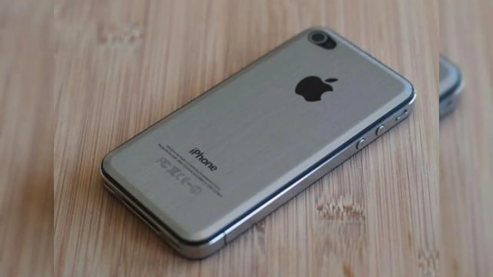 iPhone 5 vine cu un spate metalic, un display de dimensiuni mai mari? Detalii În premieră despre prototip sau doar zvonuri?