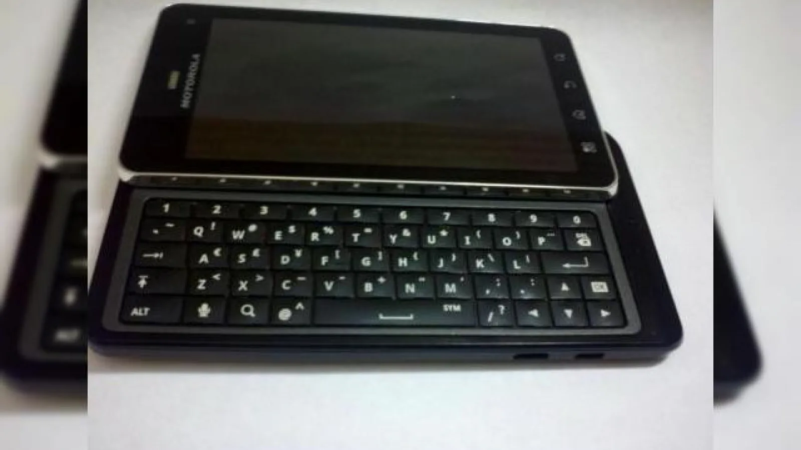 Motorola Droid 3, acum În noi imagini; tastatura sa primește un nou design