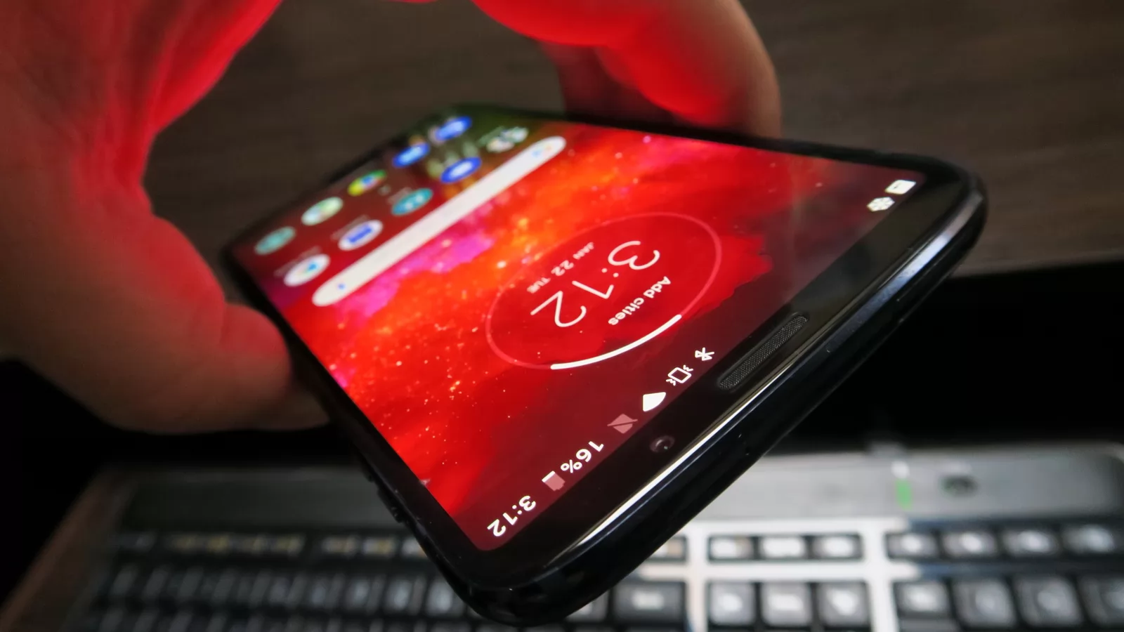 Motorola Moto Z3 Play: Display Super AMOLED excelent luminat şi colorat