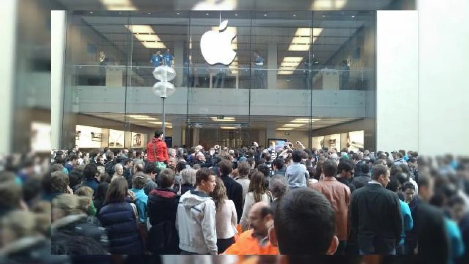 iPad 2 se lansează În Germania, În urale! Avem imagini unice de la fața locului! (Video)