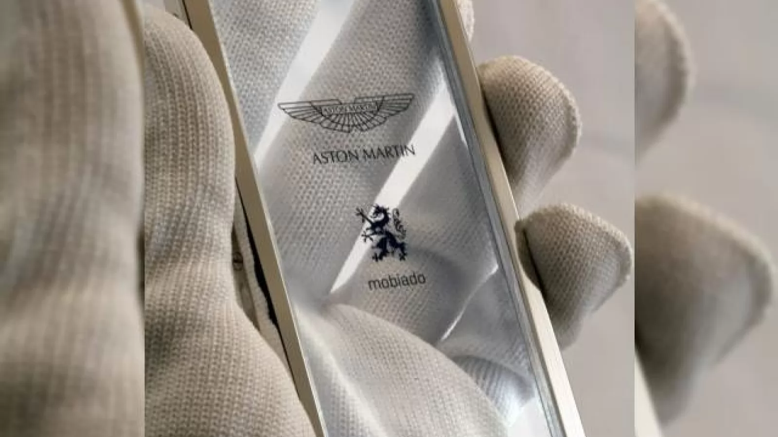Lux și rafinament Într-un telefon transparent Aston Martin, cu Android la bord