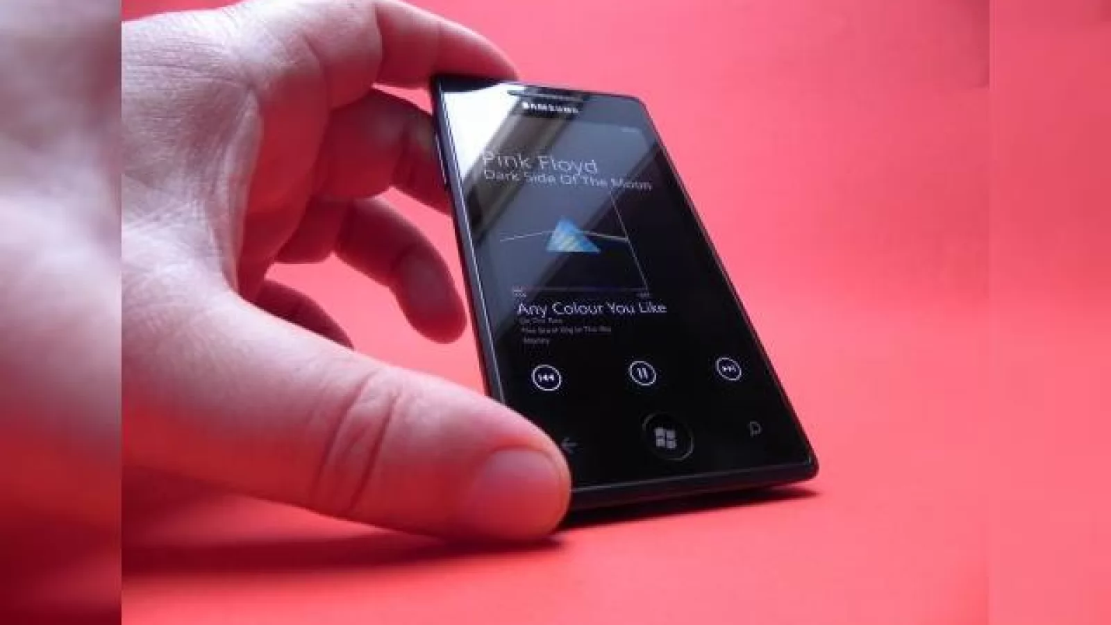 Review Samsung Omnia 7 - Cel mai bun telefon Windows Phone 7? Recenzia Samsung Omnia 7 are răspunsul! (Video)