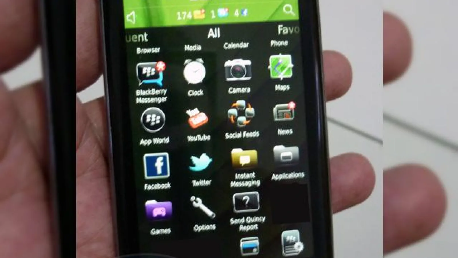 BlackBerry Touch, urmașul lui Storm apare În câteva imagini live; iată primele concluzii