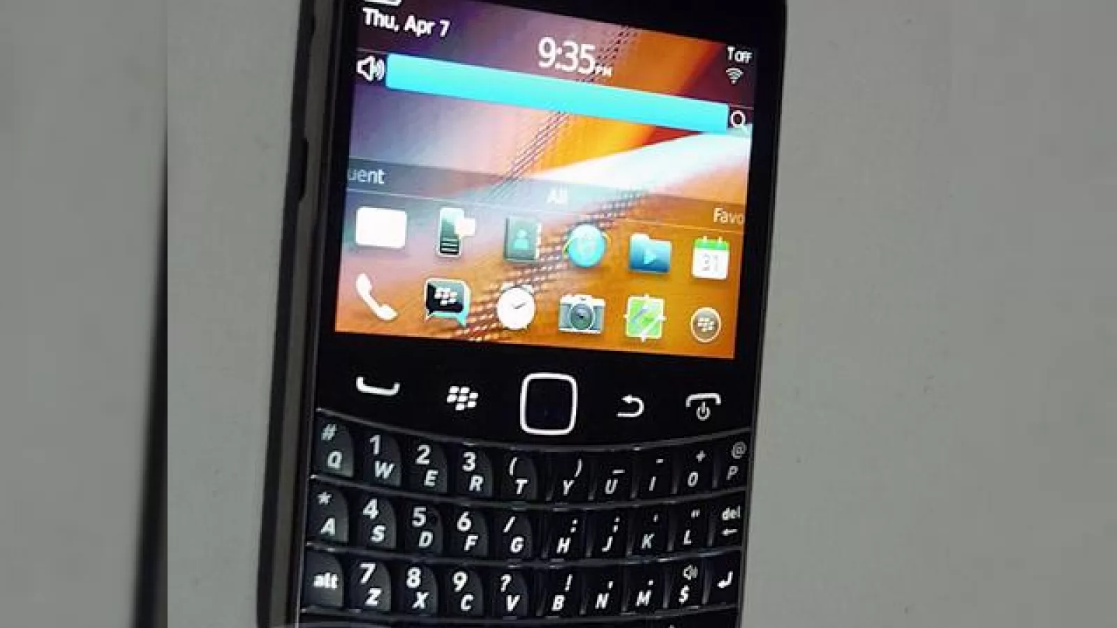 BlackBerry Bold Touch - iată și imagini cu telefonul cu ecran touch și tastatură QWERTY