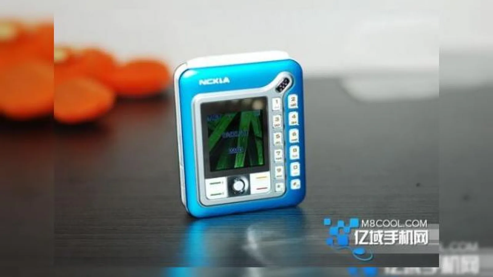 Telefonul Nckla cu ecran dual, o clonă Nokia sau ceva mai mult?