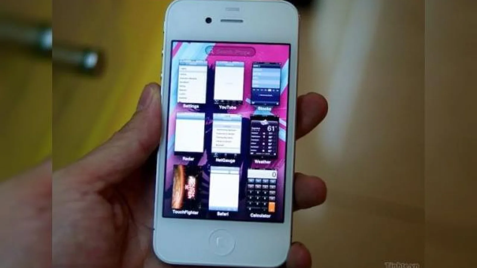 Versiune misterioasă de iOS, prezentată pe un iPhone 4 de culoare albă; iată o variantă inedită de multitasking (Video)
