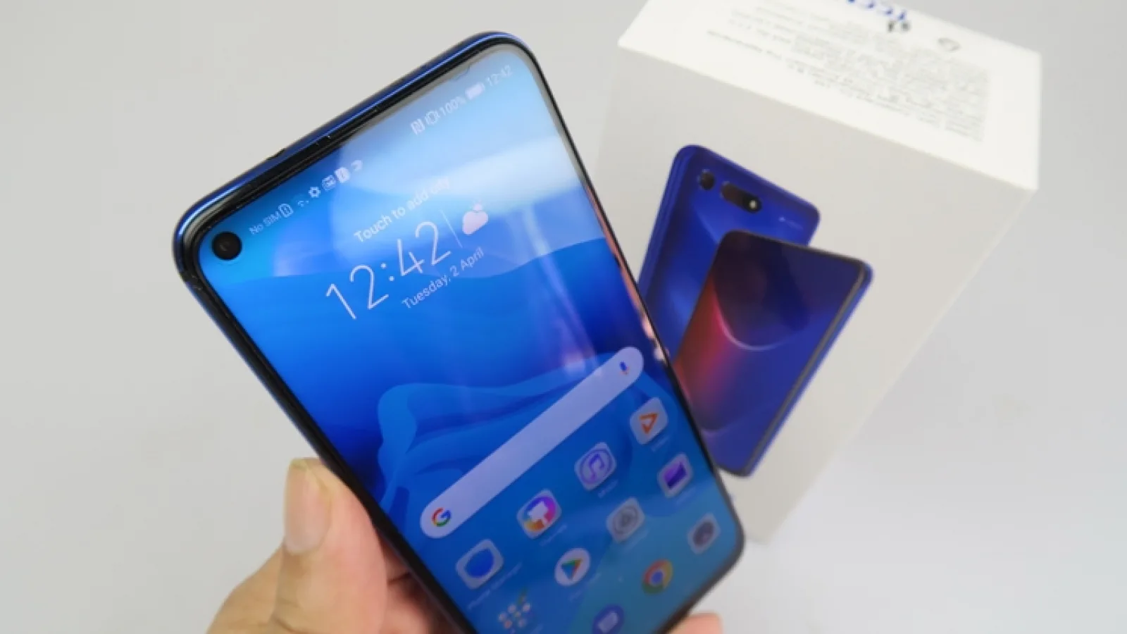 Honor View 20 Unboxing: pionierul camerelor selfie decupate în ecran este aici, cu procesor Kirin 980 (Video)