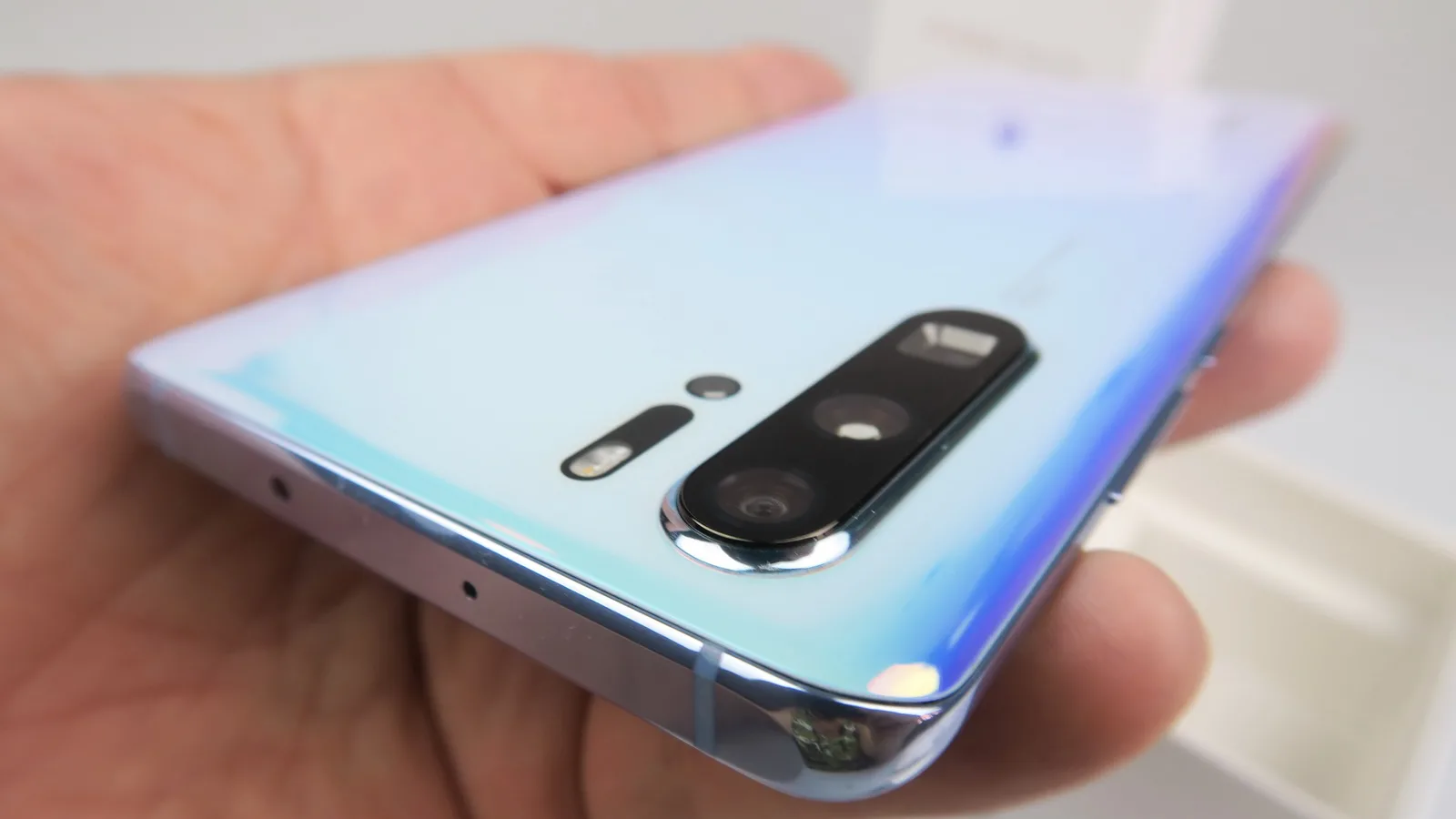 Huawei P30 Pro Unboxing: vedem accesoriile, cum stăm cu încărcarea wireless şi cititorul de amprente (Video)