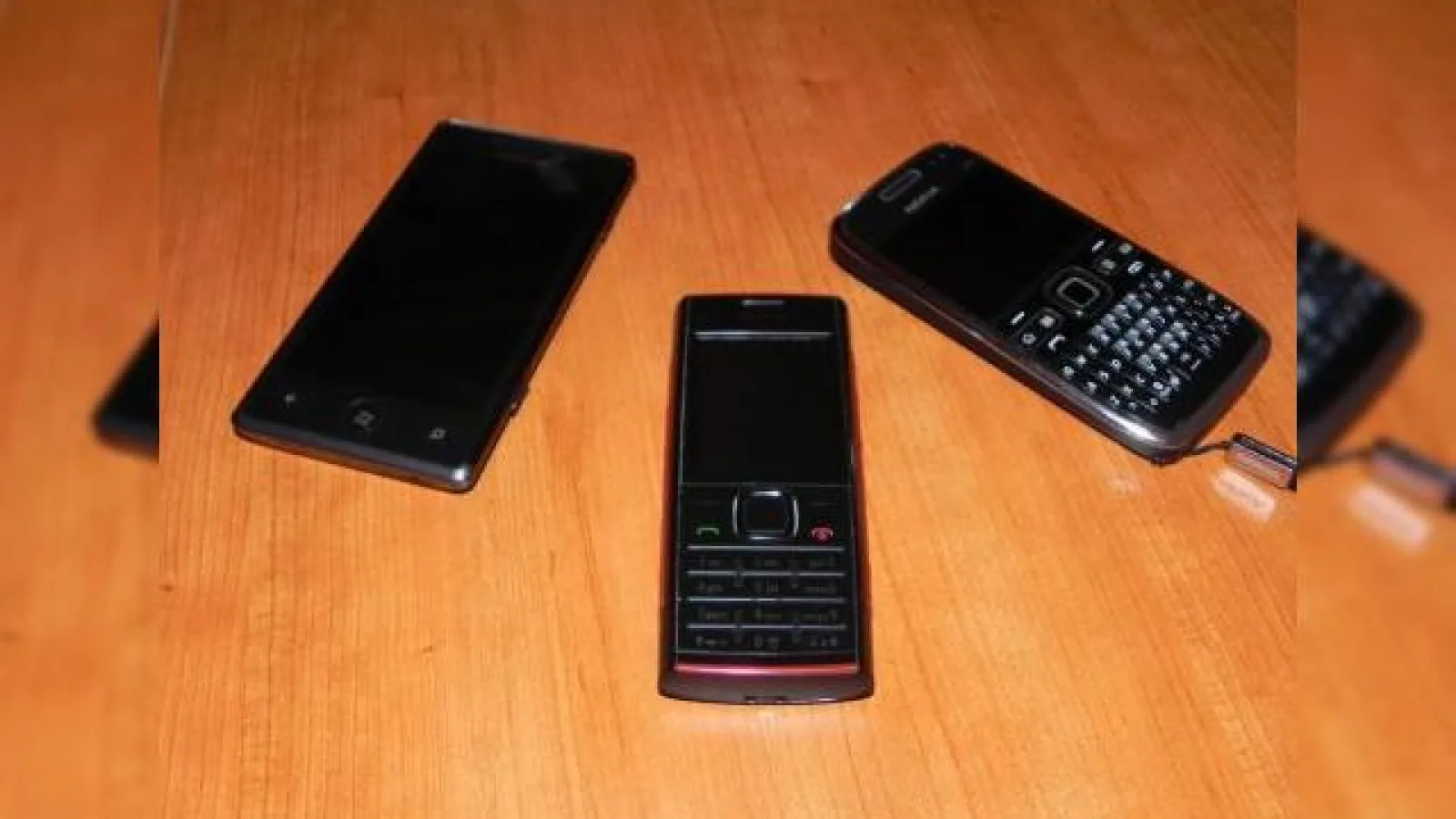 Trei telefoane din nișe diferite: Nokia X2, Nokia E72 și Samsung Omnia 7