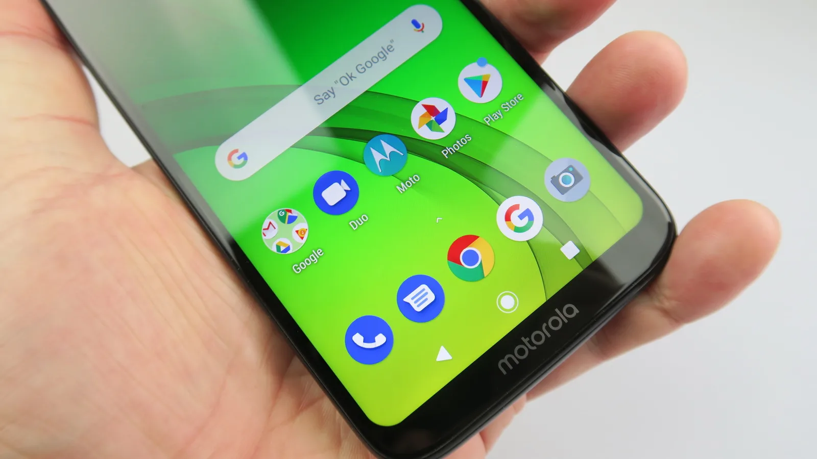 Motorola Moto G7 Power: Display bunicel, dar mai degrabă la interior