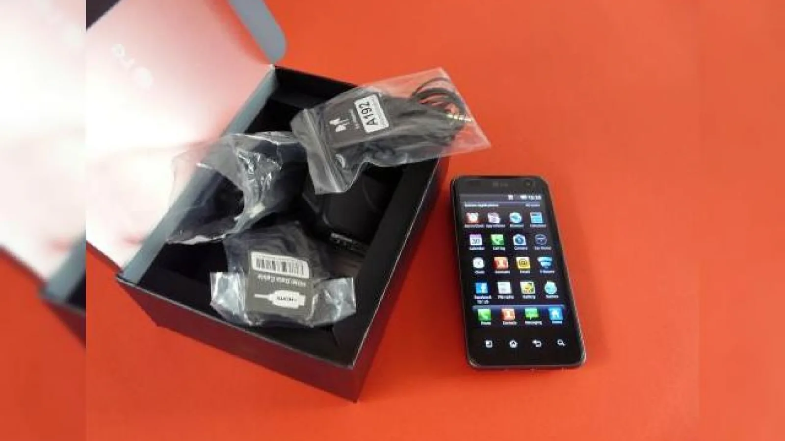 Unboxing LG Optimus 2X - Mobilissimo.ro și primul nostru telefon dual core!