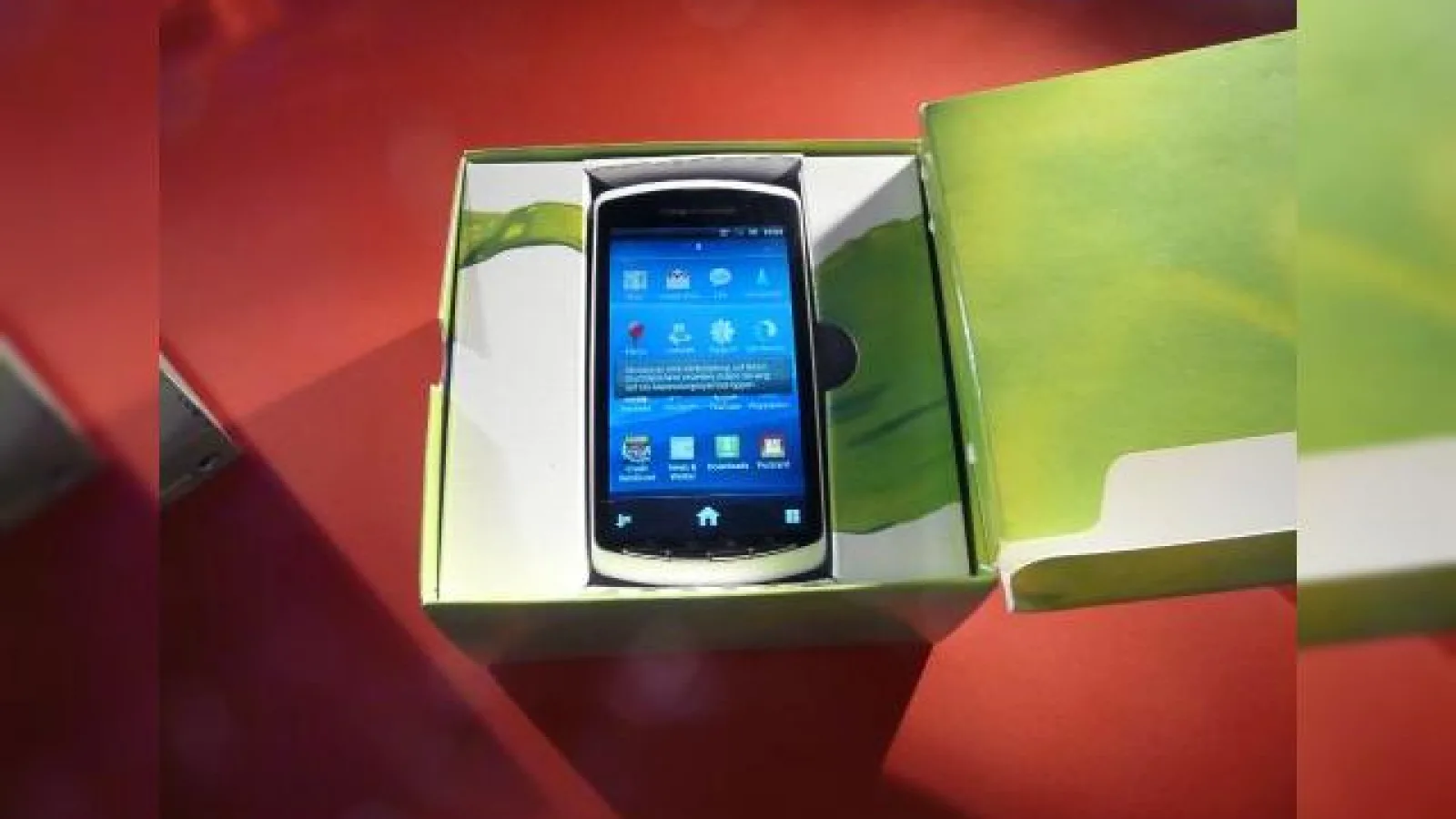 Unboxing Xperia Play - am scos telefonul din cutie și gamerul din noi (Video)