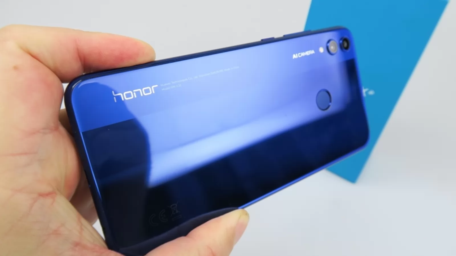 Mini Turul Magazinelor #74: Proiector la 800 lei, Honor 8X la reducere, robot curăţat geamuri şi sistem de gaming
