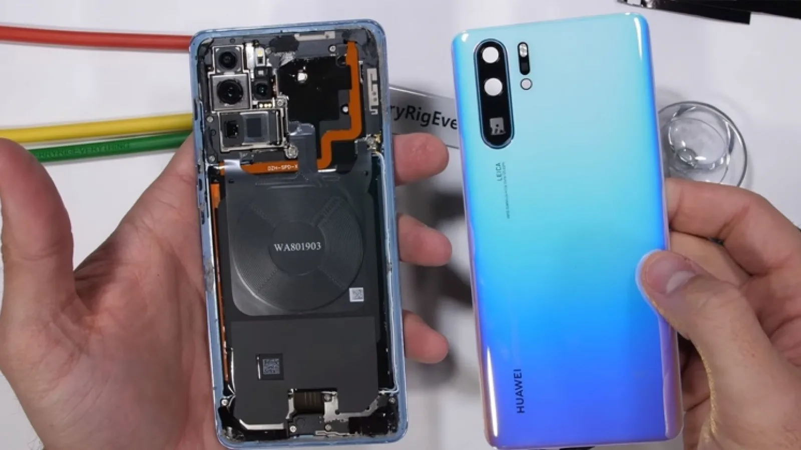 Huawei P30 Pro este în sfârşit desfăcut pentru a vedea care e treaba cu periscopul camerei cu zoom optic 5X (Video)