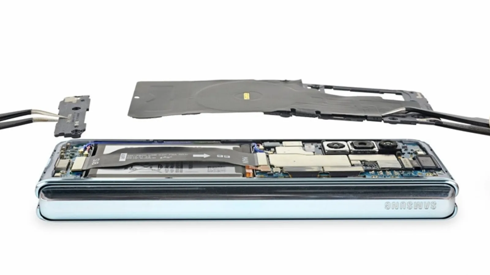 Samsung Galaxy Fold primeşte o disecţie iFixit, care îi dezvăluie neajunsurile; Iată şi cât greu de reparat e terminalul