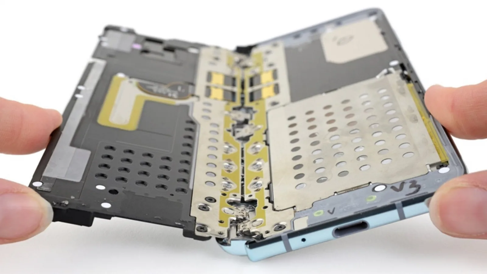 Samsung obligă iFixit să scoată de pe internet disecţia lui Galaxy Fold