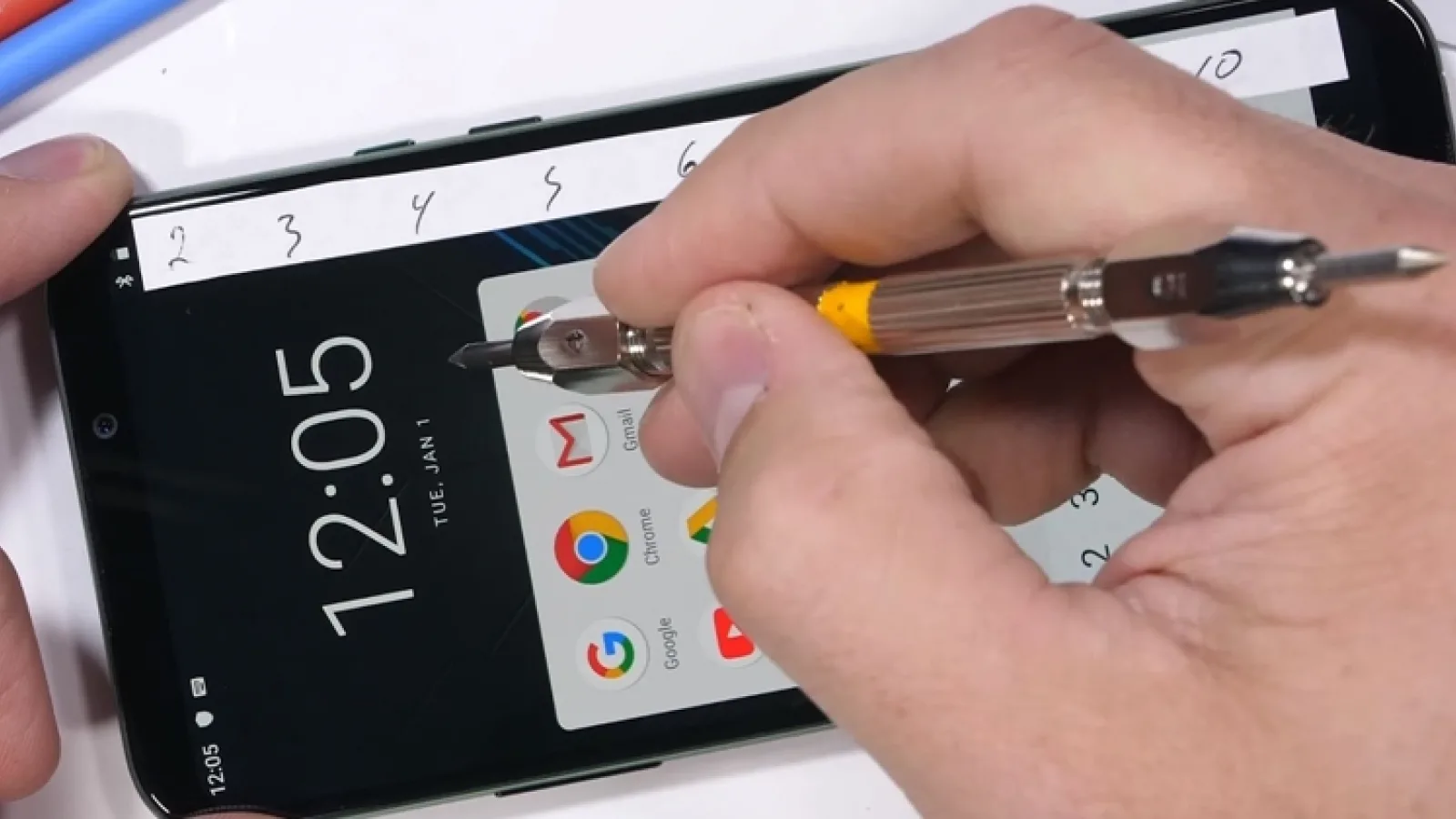 Xiaomi Black Shark 2 primeşte testul de rezistenţă; Aflăm cum stă telefonul de gaming la îndoire şi zgâriere (Video)