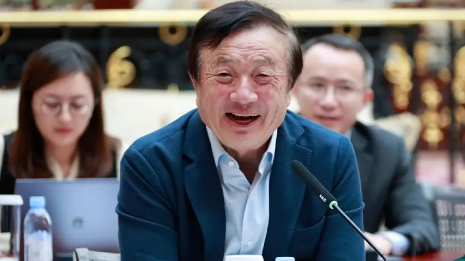 "Huawei ar trebui să aplice preţuri mai mari" consideră fondatorul companiei, Ren Zhengfei, inspirat de Apple