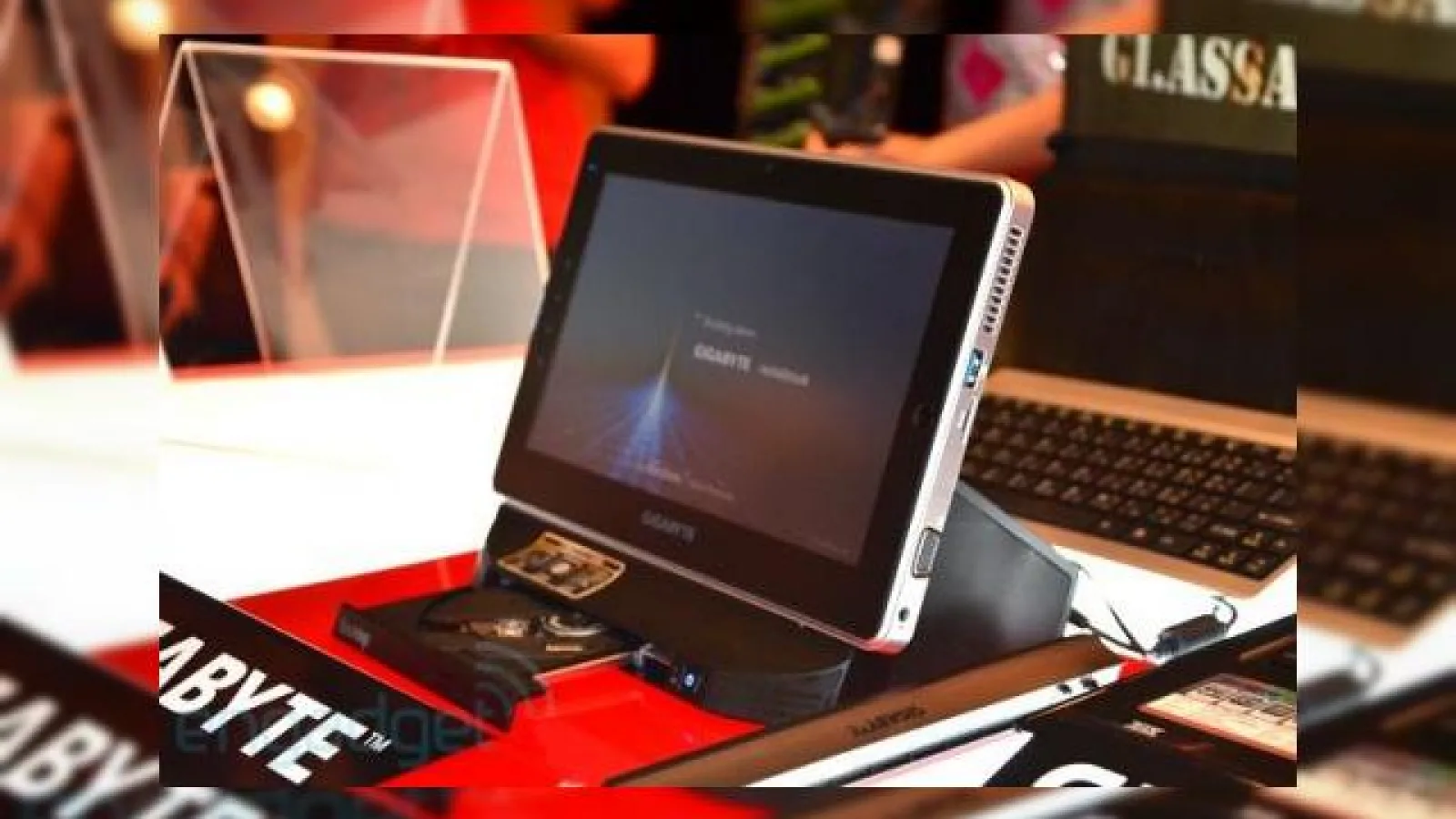 Computex 2011: Gigabyte anunță tableta S1080, cu Windows 7 și dock cu drive optic