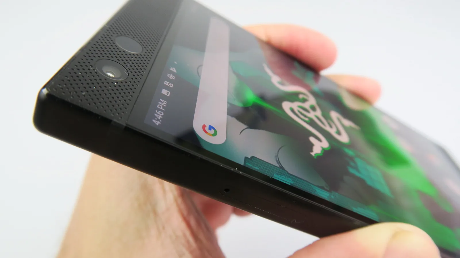 Razer Phone 2: Design monolitic polarizant, destul de masiv, dar comod în landscape