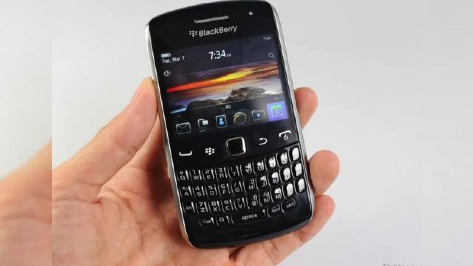 BlackBerry Curve 9370 (Apollo) Într-o ședință foto detaliată (Video)