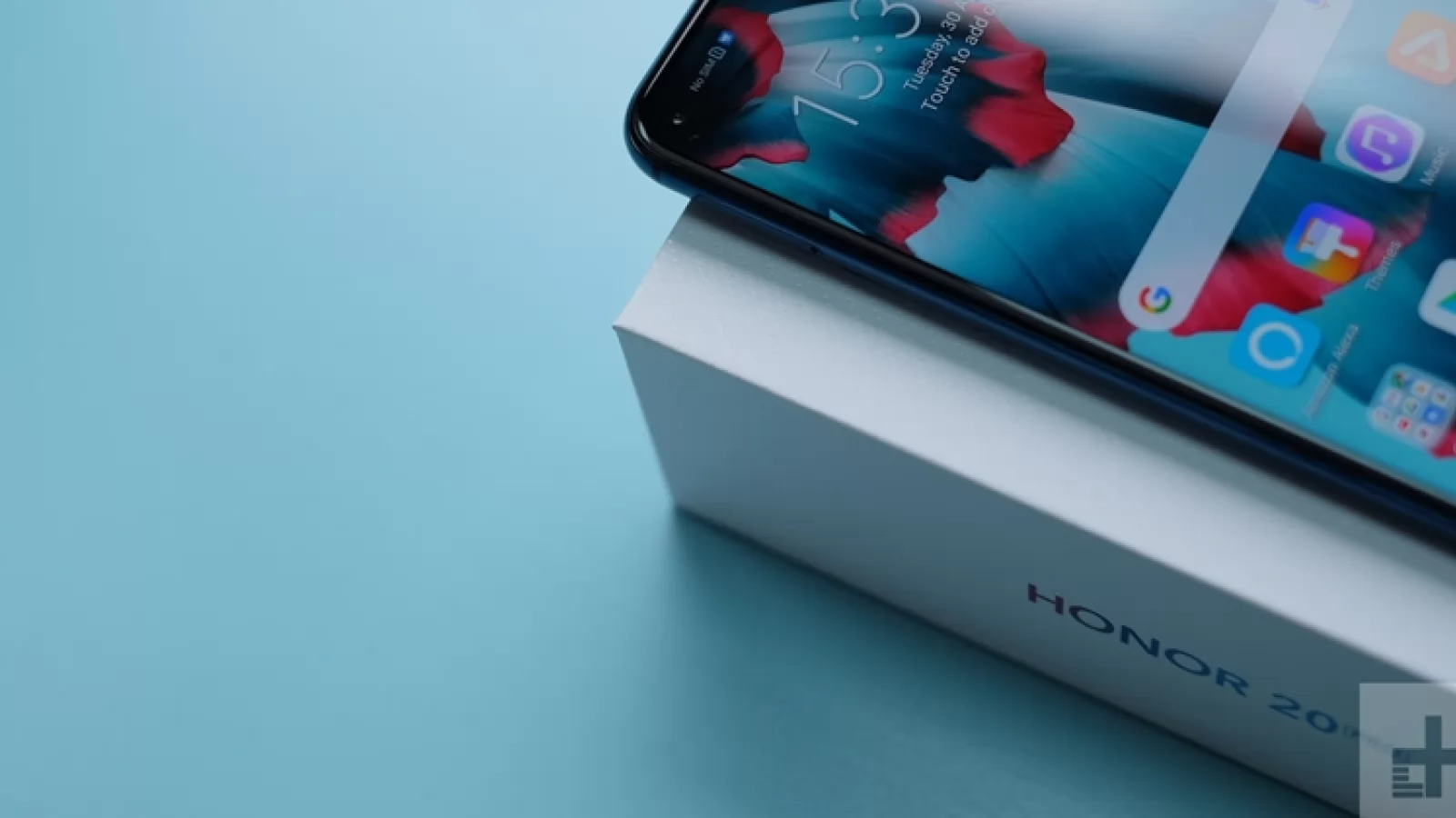 Honor 20 Pro apare în presupuse fotografii reale alături de cutia sa; Ar avea decupaj bulină în ecran pentru camera selfie