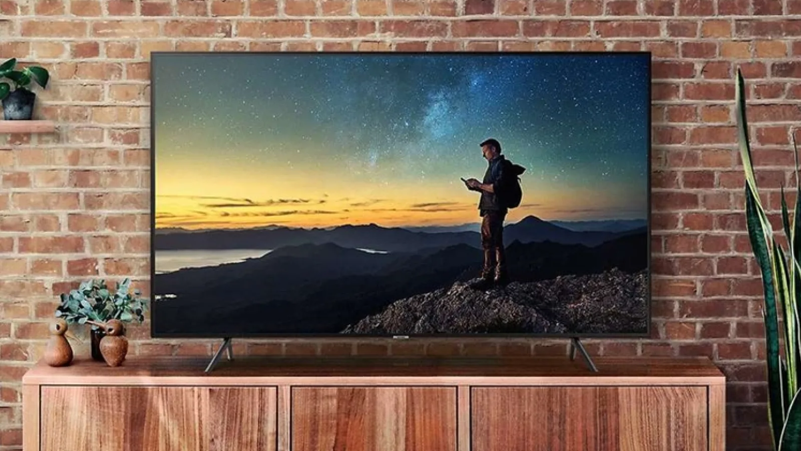 Turul Magazinelor #563: Televizor 4K Samsung la preţ bun, o trotinetă nouă cu scaun pe piaţa locală şi 2 telefoane cu cameră triplă la preţ ridicol