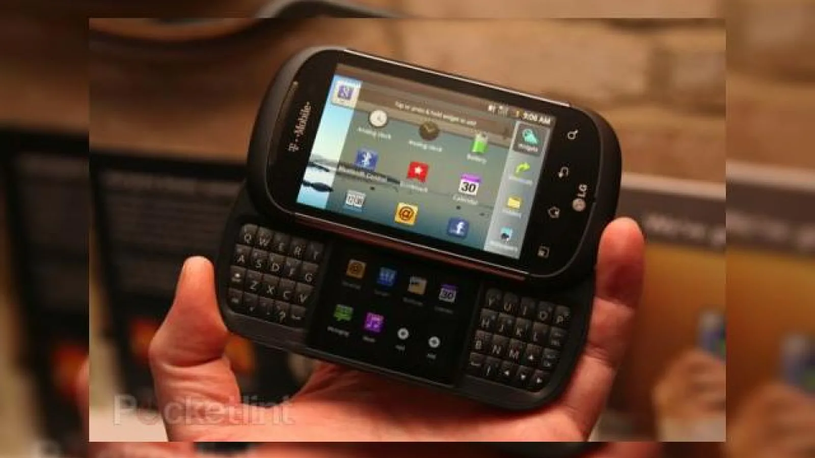 Telefon LG cu două ecrane și qwerty - concept inedit