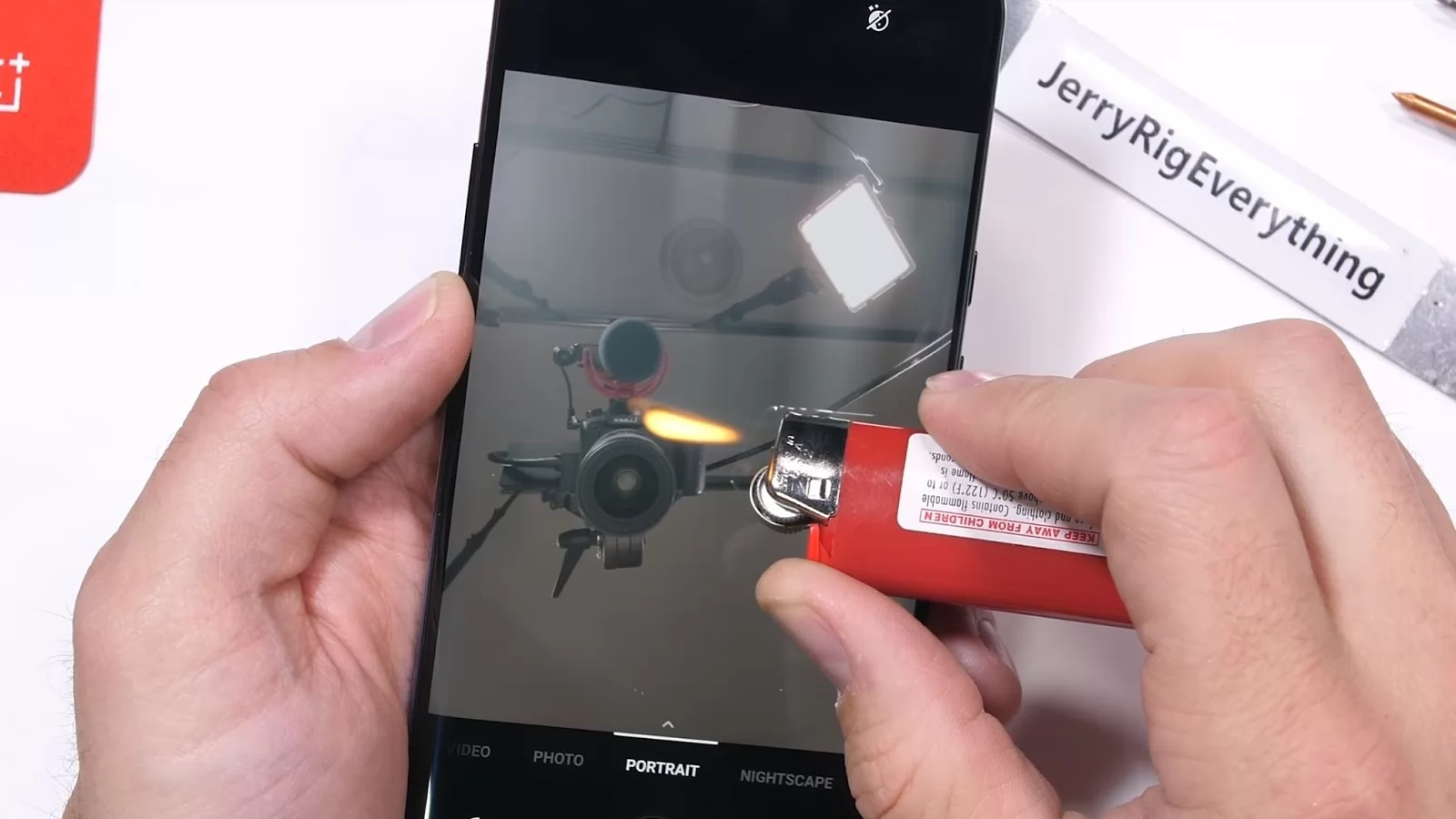 OnePlus 7 Pro este "Mama Dragonilor", rezistă la flacăra brichetei cel mai bine la testul lui JerryRig; Iată cum stă şi la îndoire