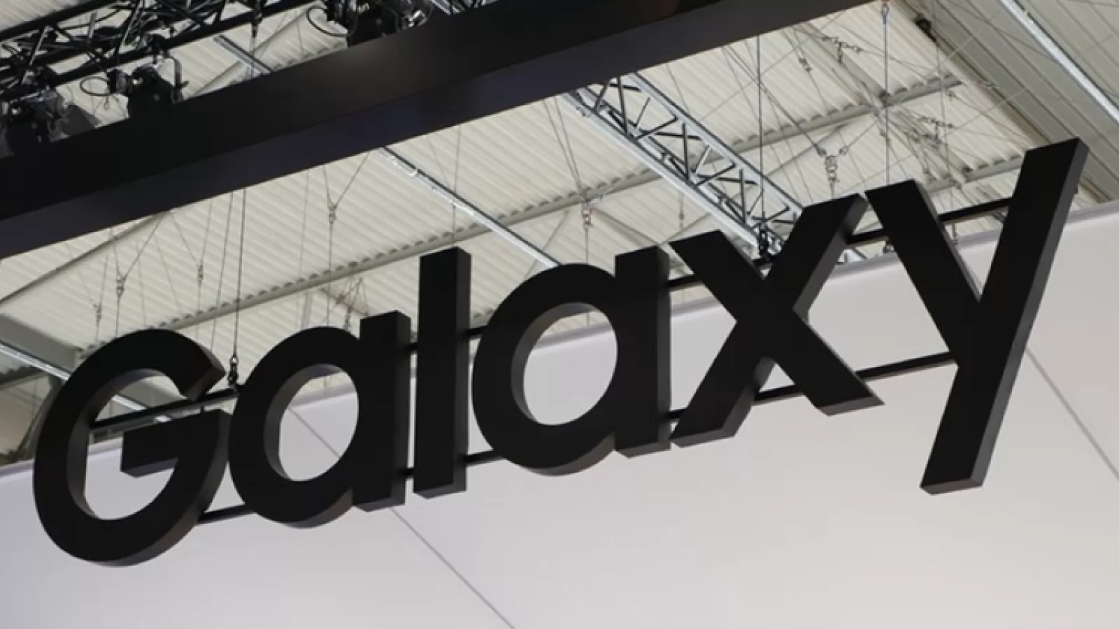 Samsung Galaxy S11 ar urma să vină cu o cameră foto integrată în ecran