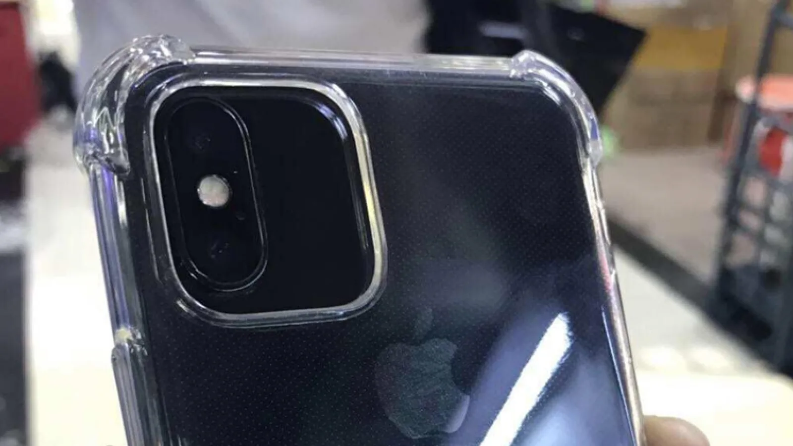Husa lui iPhone XI se potrivește la fix pe un iPhone Xs; Iată cât de mare este decupajul pătrat de cameră foto