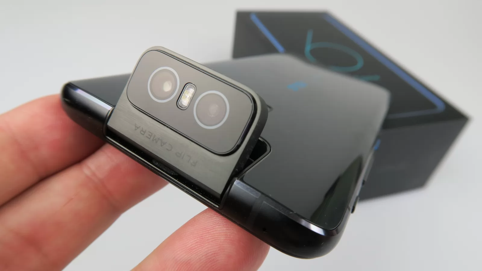 ASUS ZenFone 6 Unboxing: scoatem din cutie primul telefon cu cameră rabatabilă care are sens (Video)
