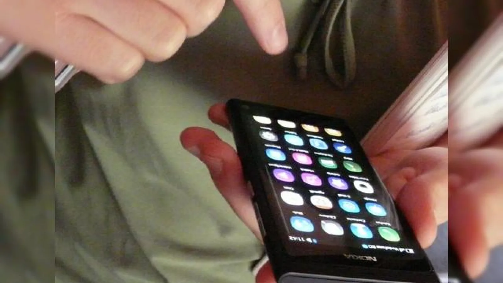 Nokia N9, prezentat În premieră În România! Iată experiența noastră hands-on cu primul telefon MeeGo! (Video)