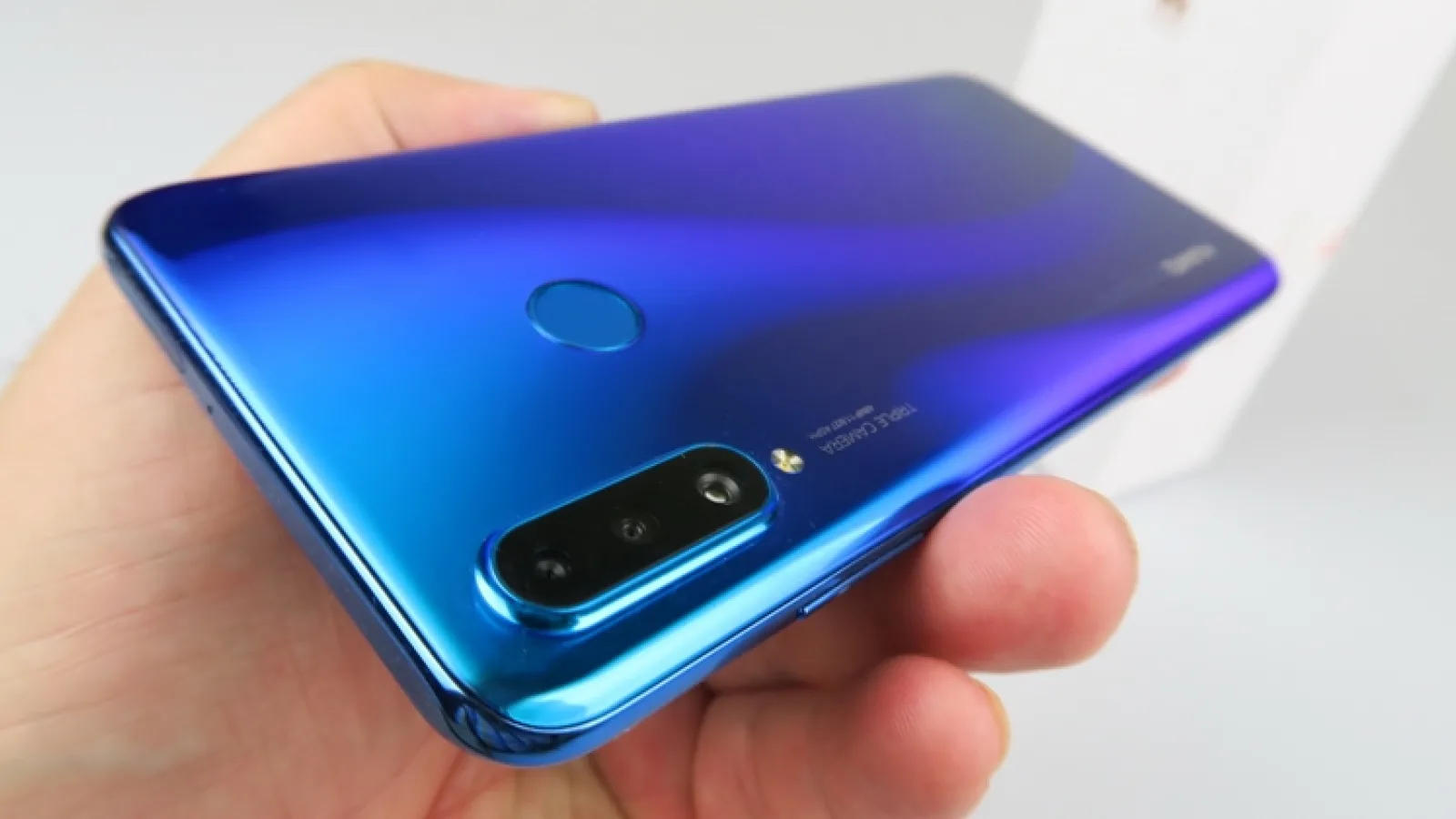 Huawei P30 Lite Unboxing: telefonul midrange cu cameră triplă și spate cameleonic e aici (Video)