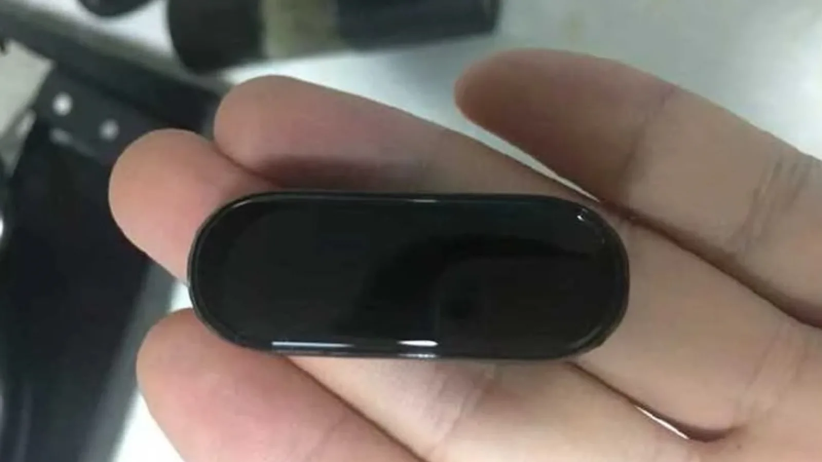 Xiaomi Mi Band 4 apare în noi fotografii hands-on, cu al său ecran color curbat spre margini
