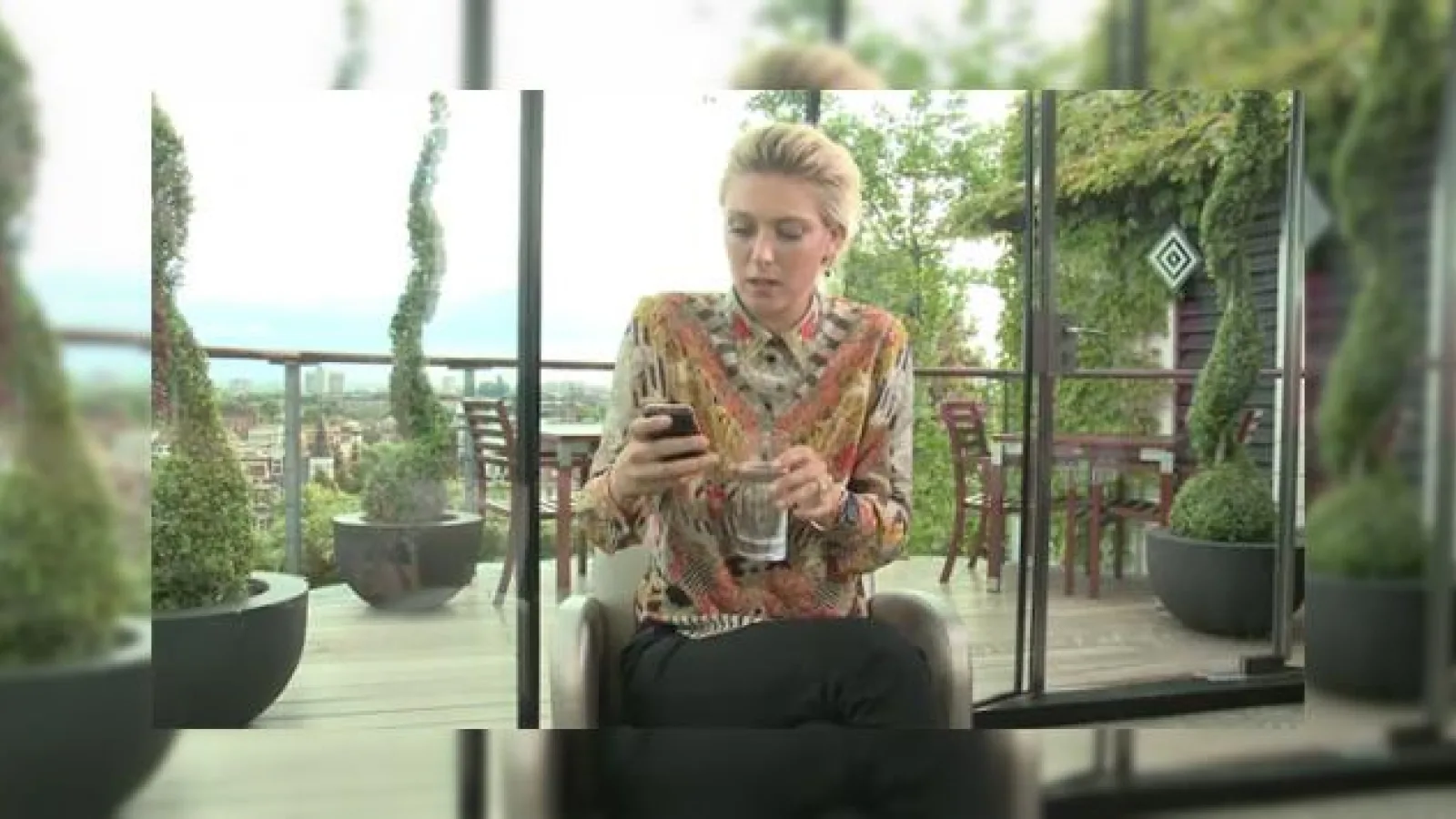Maria Sharapova Îi "face baie" noului Xperia Active (Video)