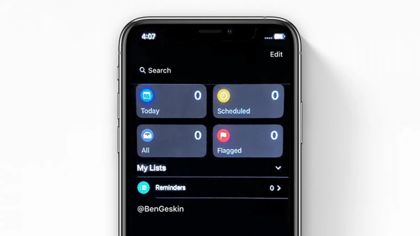 Aplicația Reminders din iOS 13 ni se prezintă într-o captură de ecran, cu "Dark Mode" activat