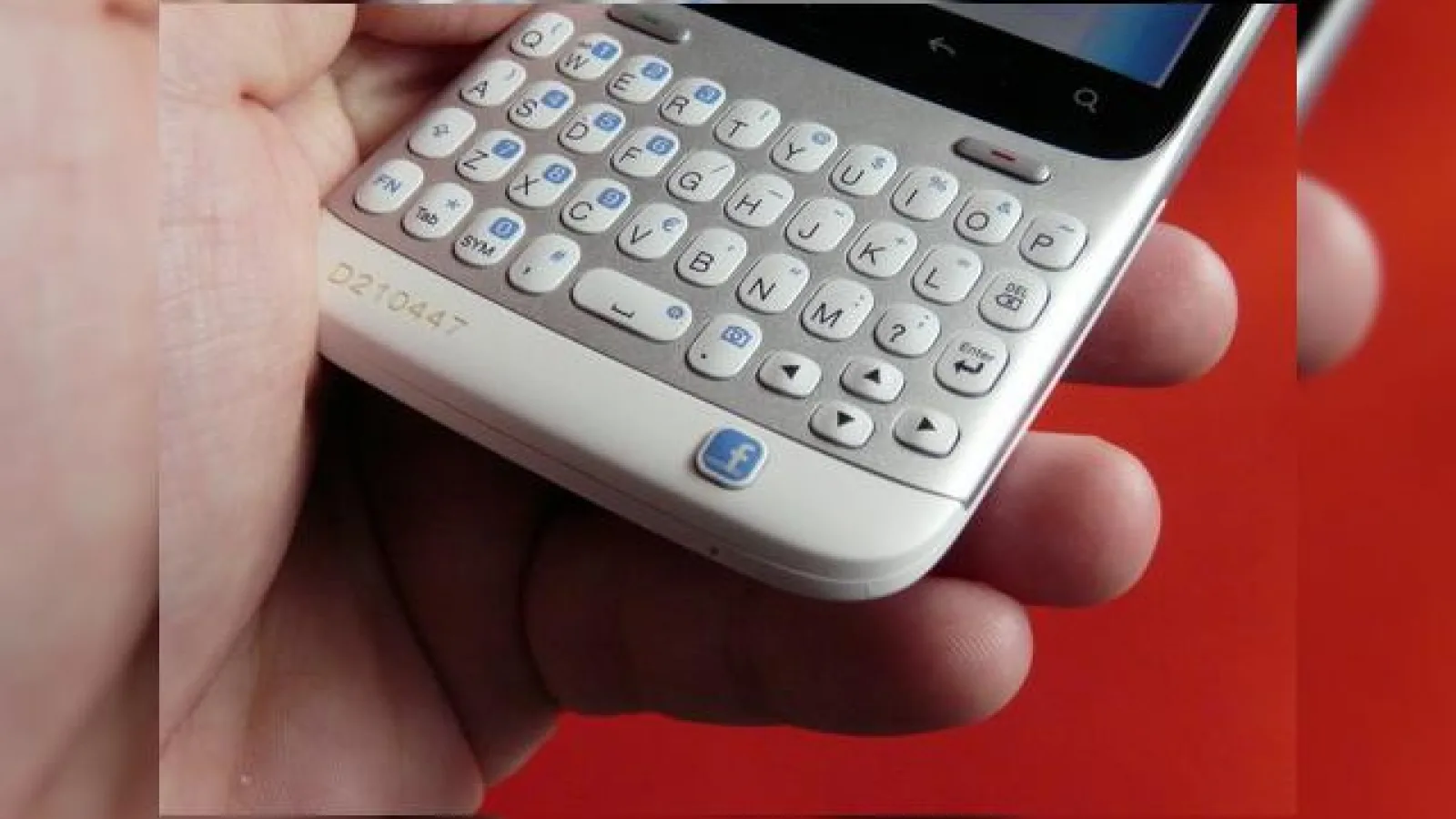 Iată de ce i se spune lui HTC ChaCha Facebook Phone - funcțiile butonului Facebook testate la Mobilisimo.ro (Video)