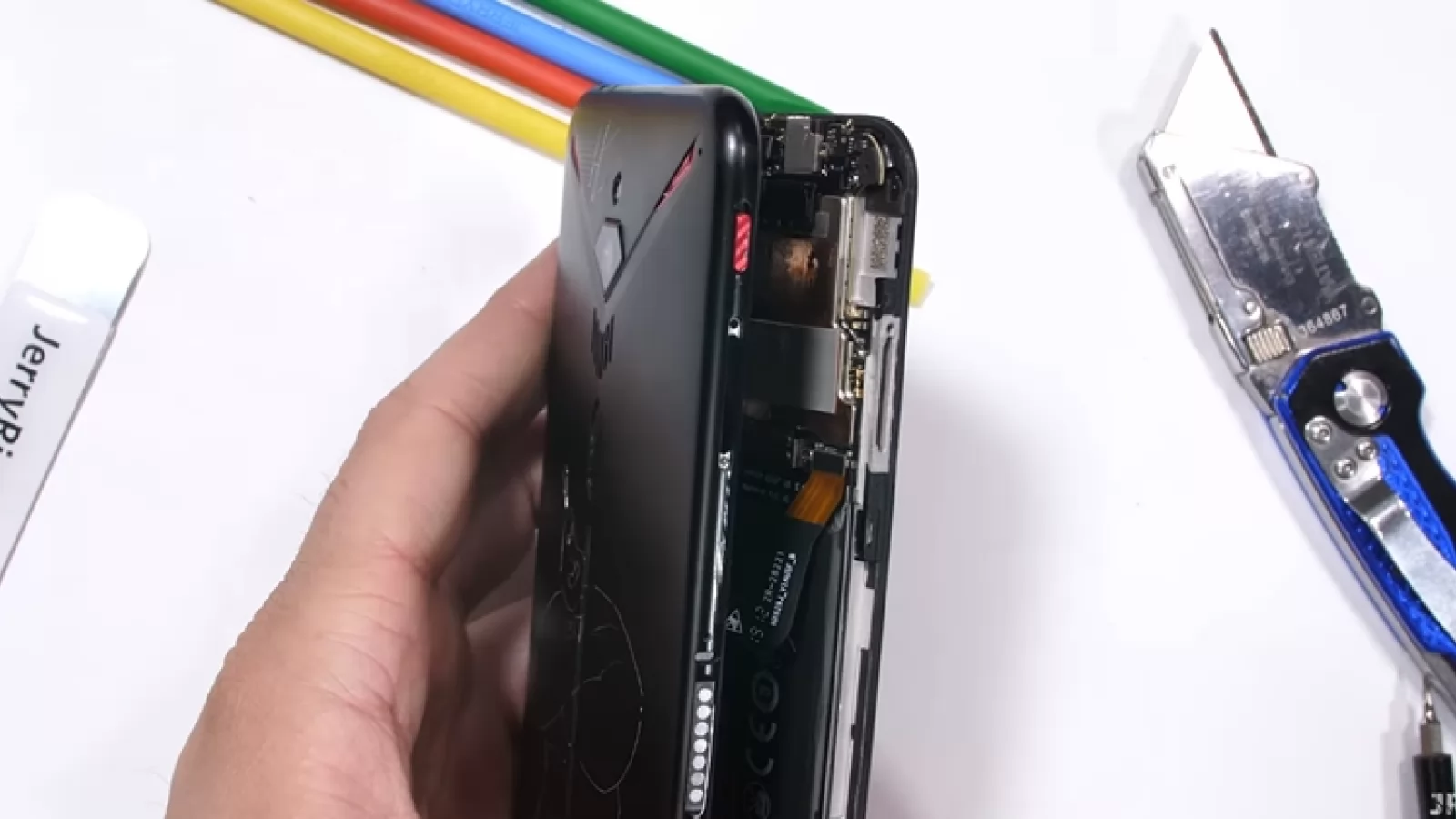 Telefonul de gaming Nubia Red Magic 3 chiar are un ventilator la interior; Iată o disecţie marca JerryRigEverything (Video)