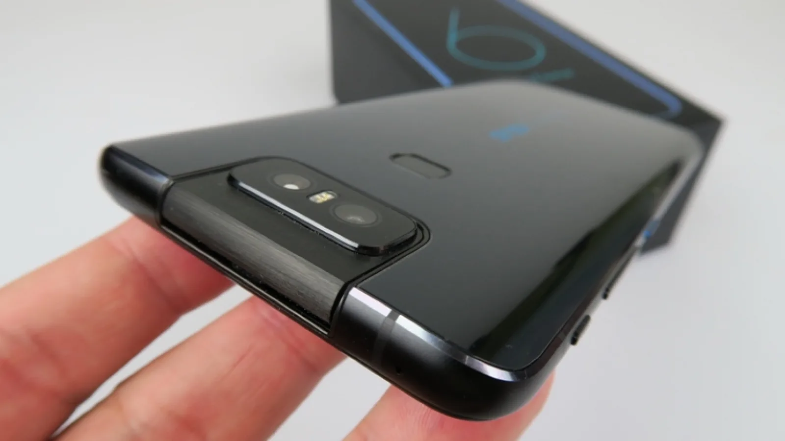 ASUS ZenFone 6 primeşte o actualizare, care îi aduce modul Super Night pe camera ultra wide