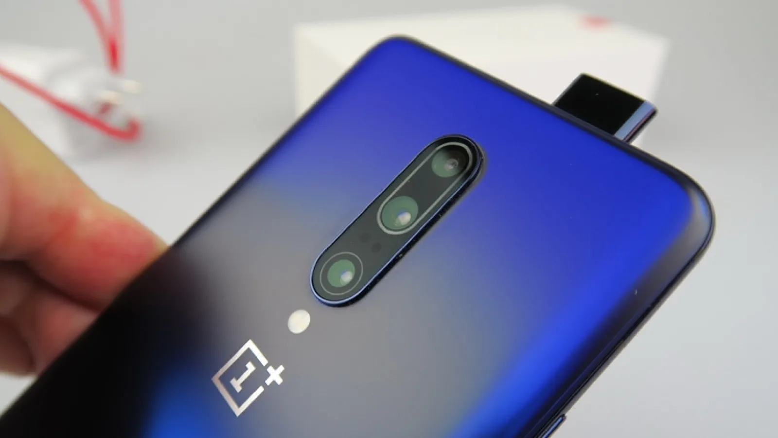 OnePlus 7 Pro Unboxing: OnePlus intră în liga băieţilor mari, cu un ecran uriaș, multe camere versatile (Video)