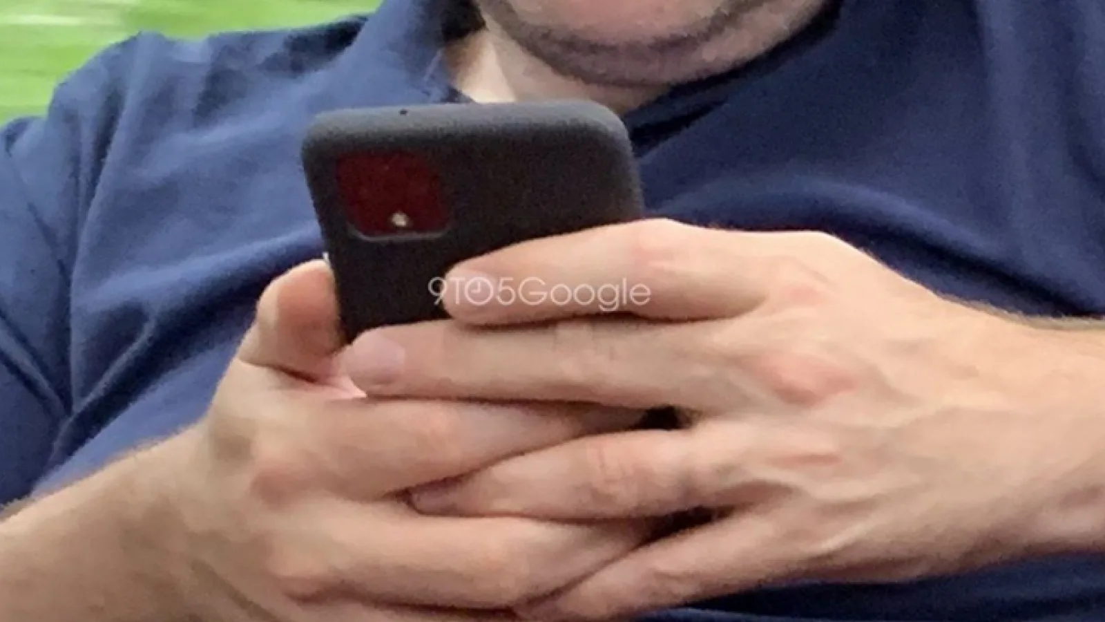 Google Pixel 4 apare într-o fotografie reală; Vedem camera foto pătrată și telefonul într-o husă de protecție
